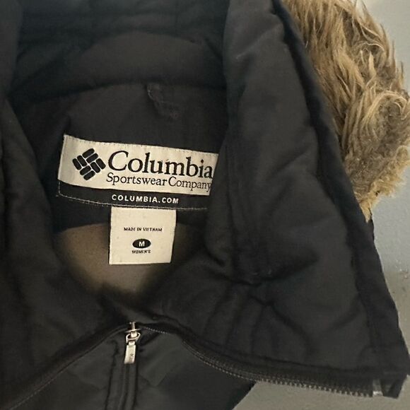 Columbia Women’s Medium Puffer Jacket with Faux Fur Lined Hood - Picture 5 of 5